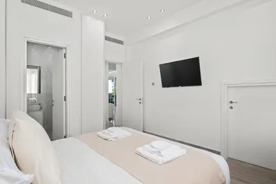 Bedrooms - image 3